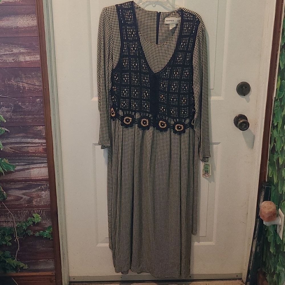 Size 10 Midi Black and Cream Colored Checked Long Sleeve Dress